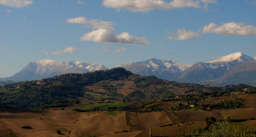 Penna San Giovanni e monti Sibillini