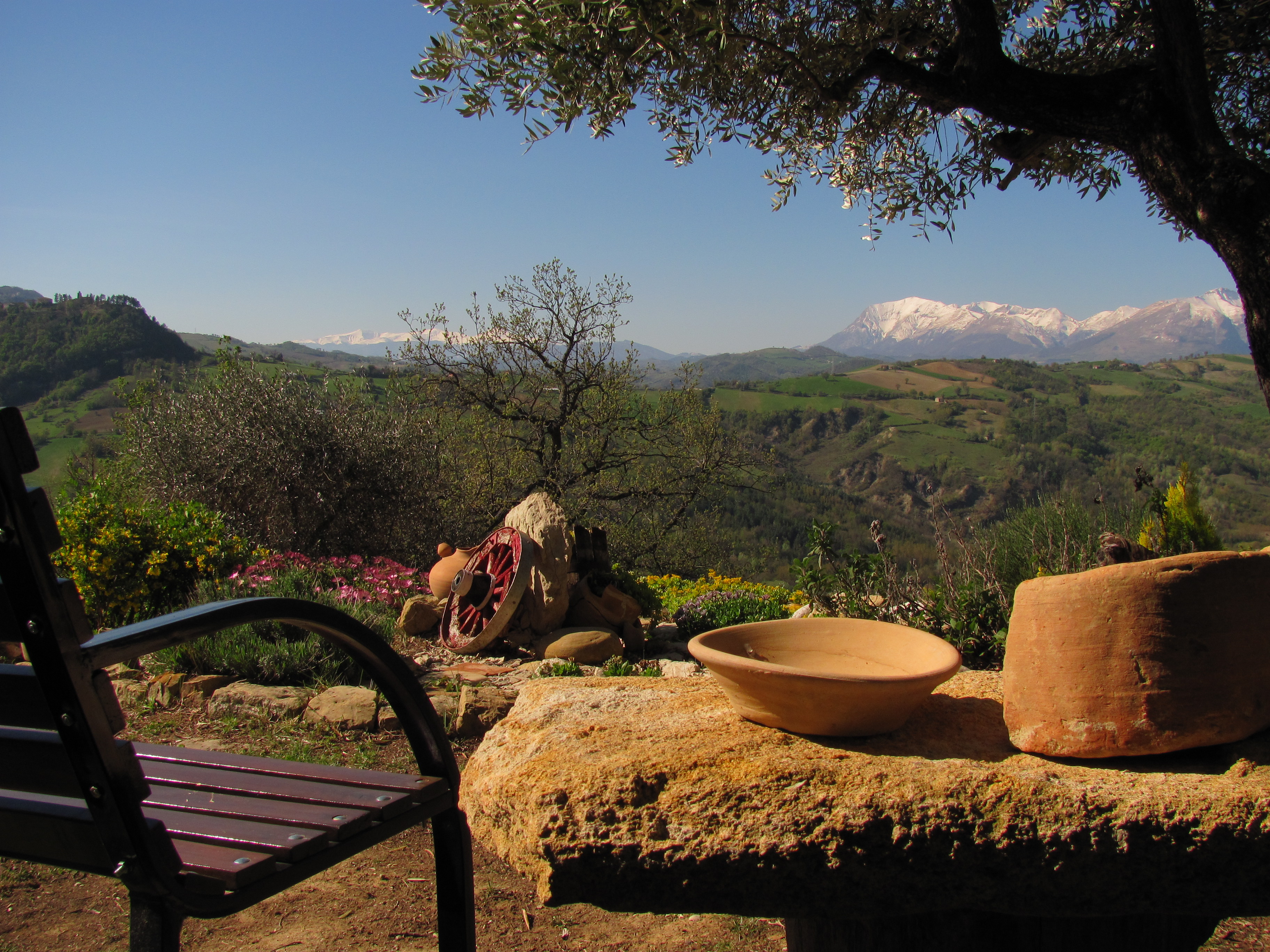 panorama da Old House, Monti Sibillini colline mare Adriatico